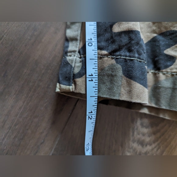 EUC Guess camo shorts - Picture 8 of 9